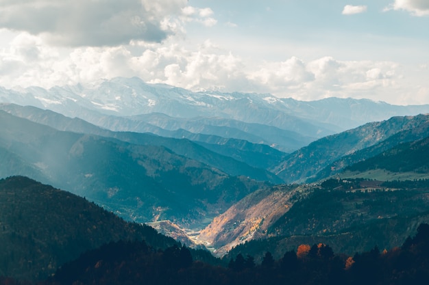 De natuur van de bergen van de Kaukasus trekking paden in Georgië.