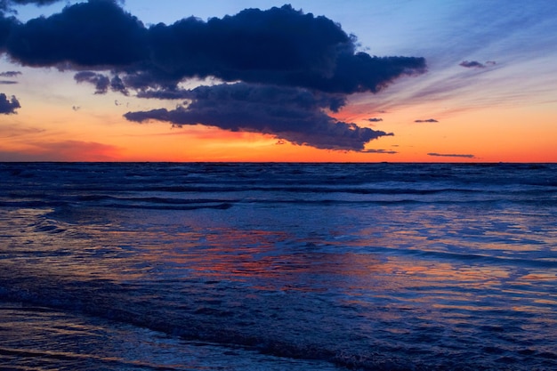 De natuur zet haar sensualiteit op scherp Foto van een prachtige zonsondergang boven het strand