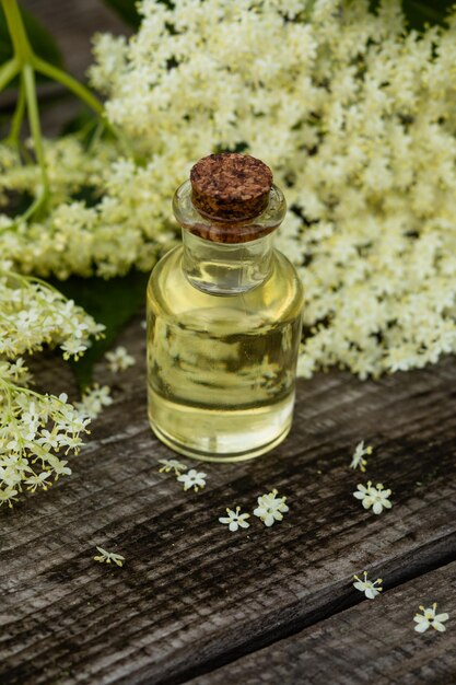 De natuurlijke etherische olie van geurende vlierbessenbloemen