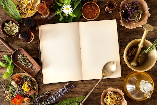 Foto de natuurlijke geneeskunde kruidengeneesmiddelen en oud boek met kopieerruimte voor uw tekst