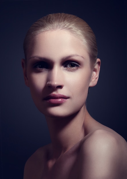 De natuurlijke make-up van het schoonheidsportret en klassiek licht model op zwarte achtergrond