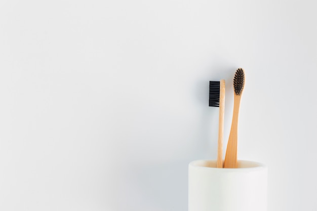 De natuurlijke tandenborstel van het ecobamboe in tribune op wit