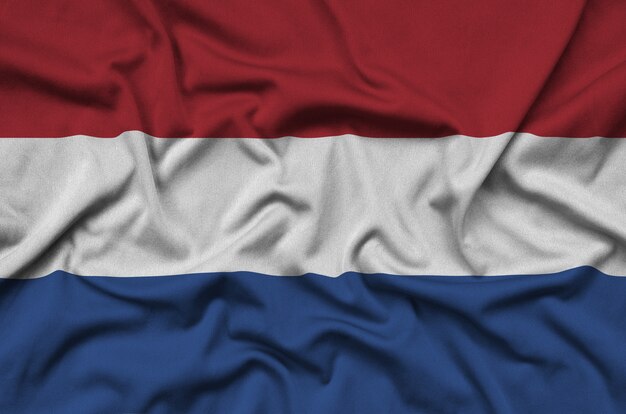 De Nederlandse vlag is afgebeeld op een sportdoek met veel plooien.