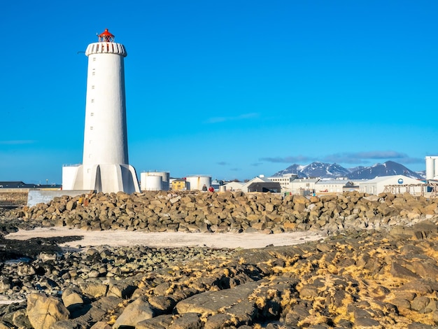 De nieuwe actieve vuurtorentoren van Akranes aan het einde van het schiereiland in de stad onder de blauwe hemel IJsland