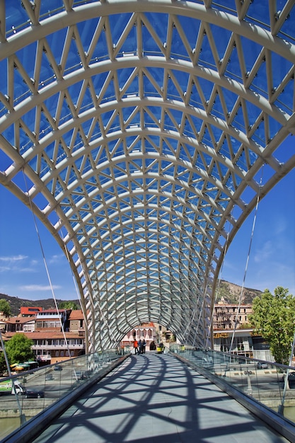 De nieuwe brug in de stad tbilisi, georgië