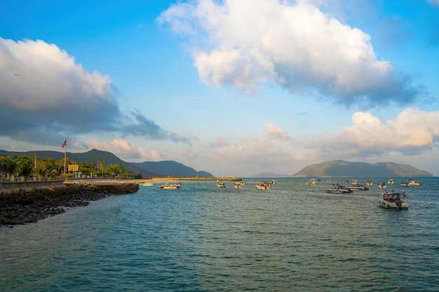 De nieuwe Con Dao Passenger Port Express-boot verzorgde de transportdiensten op het Con Dao-eiland Vietnam Con dao-eiland en de blauwe lucht in