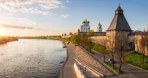 De nieuwe promenade voor het Pskov Kremlin bij zonsondergang