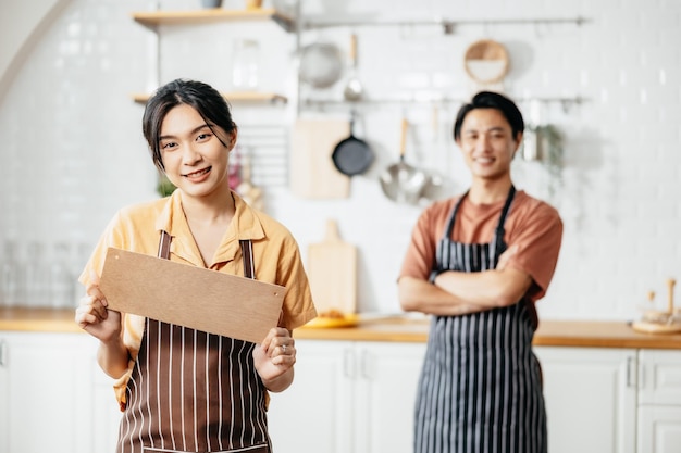 De nieuwe zaken zijn gestresste jonge Aziatische mannen die freelance thuis werken Online marketing