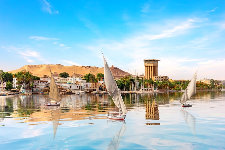 De Nijl en zeilboten in Aswan, Egypte, zomerlandschap.