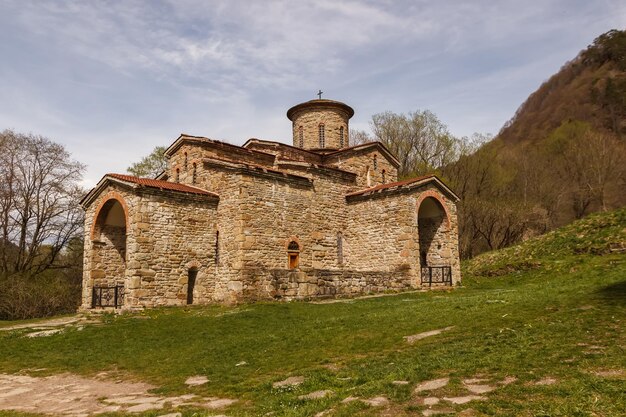 De noordelijke tempel in de Alan-nederzetting op Arkhyz