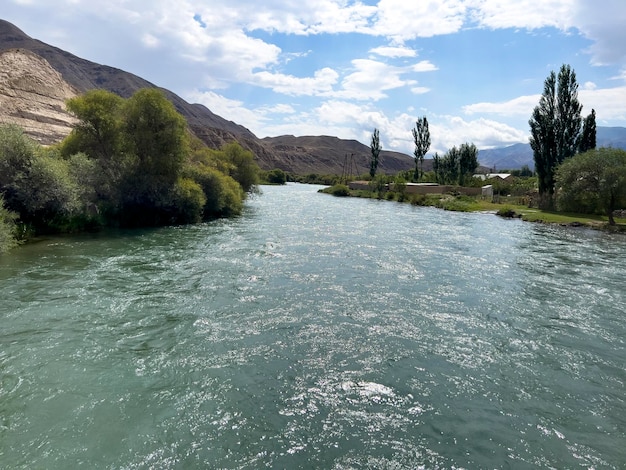 De Norin-rivier in Kirgizië