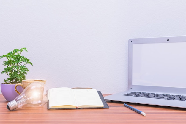 De notebookcomputer van de zakenman staat aan het bureau