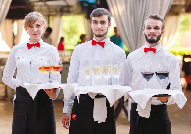 De ober blijft alcoholische dranken schenken.