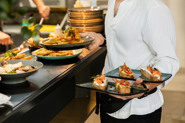 De ober brengt de bestelling, neemt het eten van de chef, bedient de bezoekers van het restaurant.