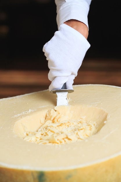 De ober snijdt stukjes Parmezaanse kaas uit