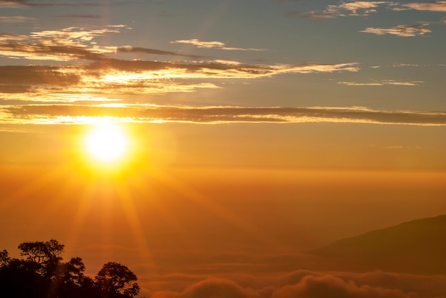 De ochtendzon kwam op, er waren wolken en bergtoppen tegen een wazig patroon.