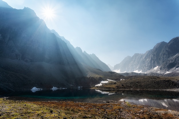 De ochtendzon verlicht het bergdal