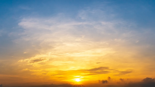 De ochtendzonsopgang en gouden wolken met blauwe lucht