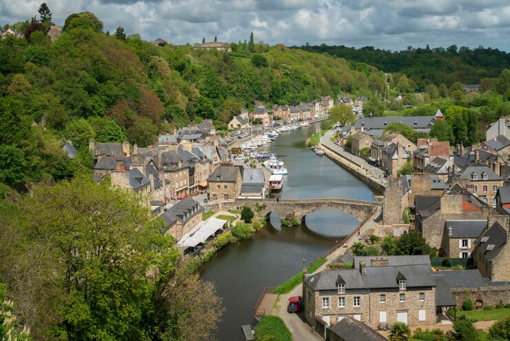 De oever van het Ile Rance-kanaal op een zonnige zomerdag Dinan CotesdArmor Bretagne Frankrijk