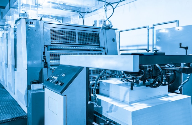 De offsetpers in het productieproces in de drukkerij