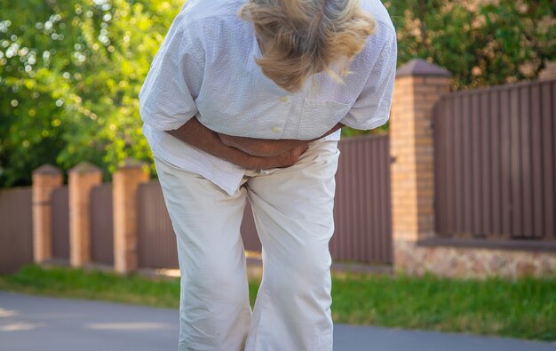 De oma van de oude vrouw heeft buikpijn. Selectieve aandacht. Natuur.