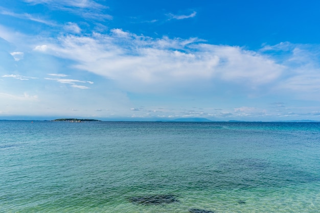 De omgeving van het eiland Munnok, ten oosten van het eiland Thailand., Zeer mooie open lucht, wolk, zee en strand.