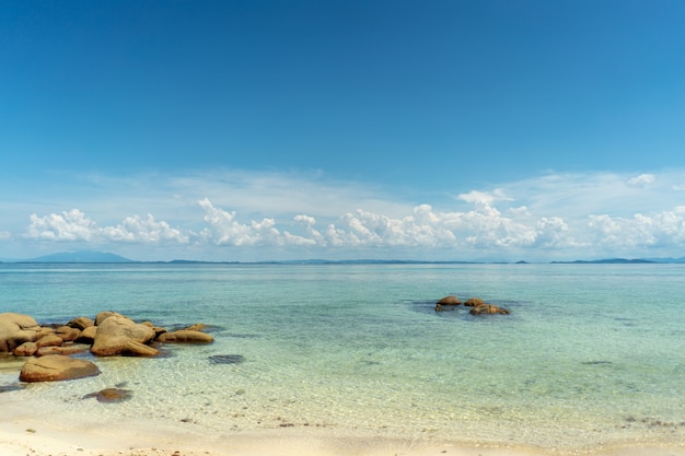 De omgeving van het eiland Munnok, ten oosten van het eiland Thailand., Zeer mooie open lucht, wolken, zee en strand.