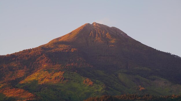 Foto de ondergaande zon boven de bergen van het eiland skye