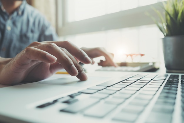 De onderneemster die calculator en laptop met gebruiken voor wiskundefinanciering op houten bureau in bureau