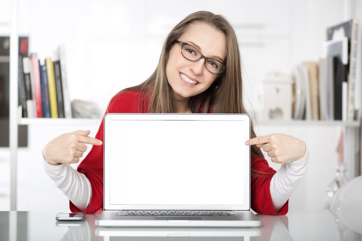 De onderneemster toont het lege scherm van haar laptop