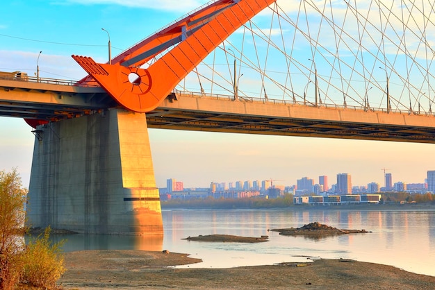 De ondersteuning van een gebogen autobrug aan de oevers van de ob-rivier novosibirsk siberia