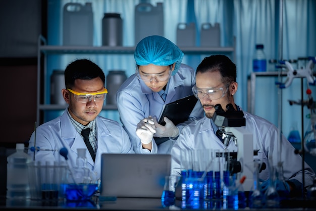 De onderzoekers werken in een chemisch laboratorium.