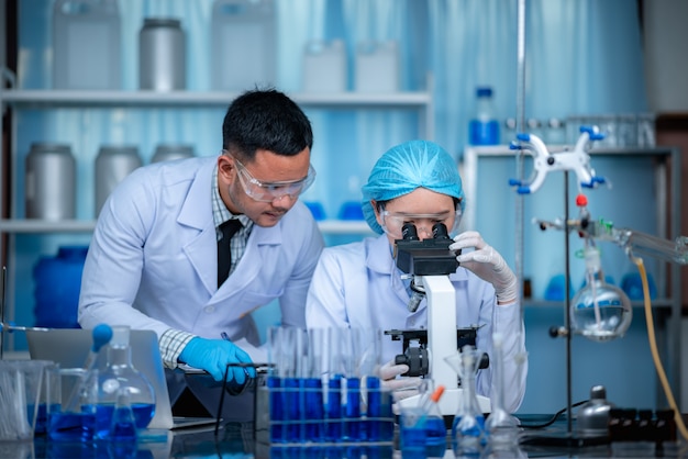 De onderzoekers werken in een chemisch laboratorium.