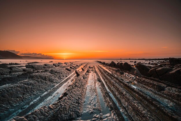 De ongelooflijke Flysch een prachtige zonsondergang in Sakoneta is een strand in Deba