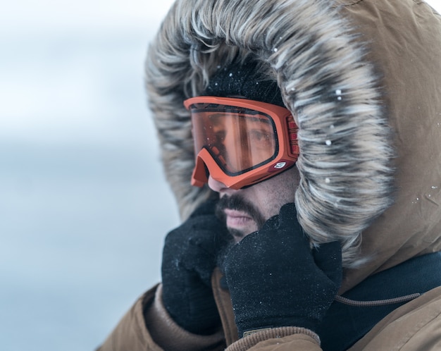 De ontdekkingsreiziger van de de wintermens met het portret van het bontjasje