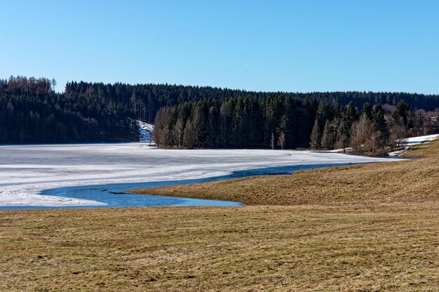 Foto de ontdooiing in de harz vult reservoirs