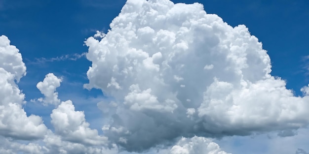 De ooit blauwe lucht wordt bewolkt terwijl regenwolken zich samenpakken