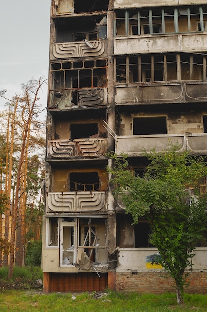 Foto de oorlog van rusland tegen oekraïneverwoeste en in brand gestoken huizen als gevolg van de granaat van het russische legerde gevolgen van de invasie van rusland