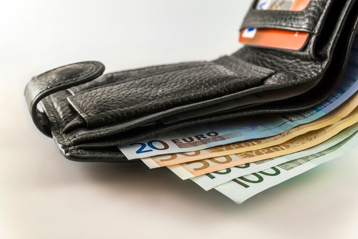 Foto de open portefeuille van leermensen met euro bankbiljettenrekeningen
