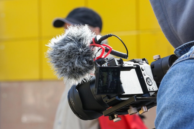 de operator maakt een video met een camera op straat