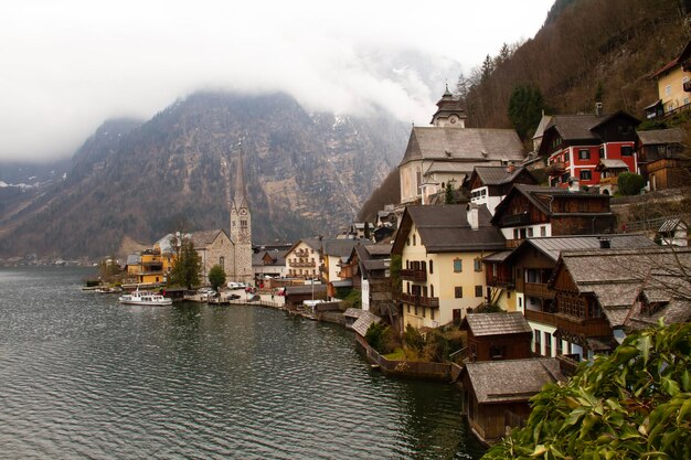 De opmerkelijke schoonheid van het Hallstatt-meer en zijn omgeving