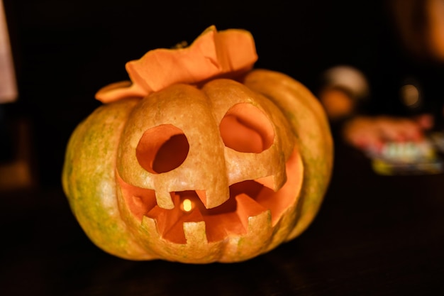 De oranje pompoen van halloween met grappig gezicht op dark