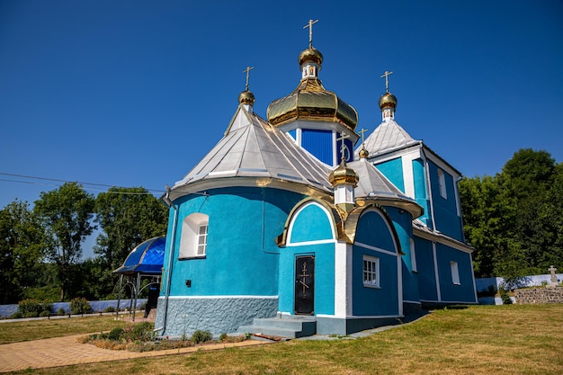 Foto de orthodoxe kerk van het patriarchaat van moskou in het oekraïense dorp