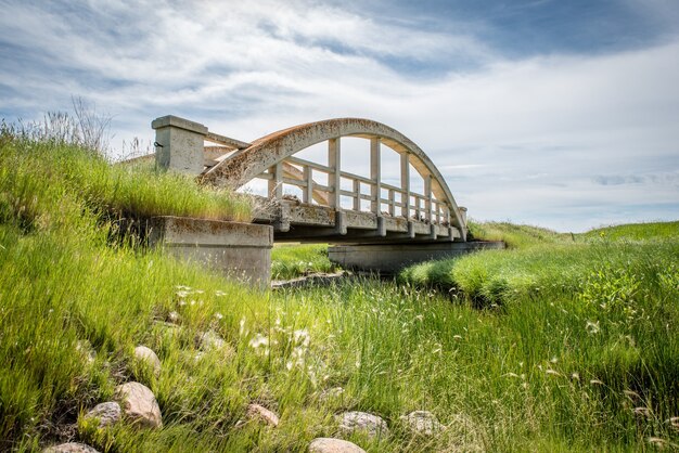 De oude betonnen brug in cadillac saskatchewan canada met groen gras op de voorgrond