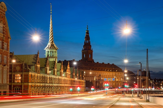 De oude beurs boersen en christiansborg paleis 's nachts Kopenhagen hoofdstad van Denemarken