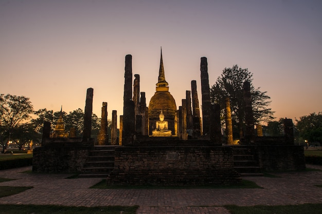 Foto de oude boeddhistische tempel van wat sa si in avondschemering. historisch park van de sukhothai, thailand