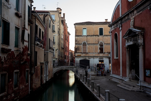 De oude brug gemaakt met marmer op het typische kanaal in Venetië