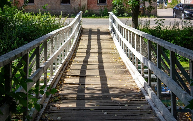 De oude brug is vervallen Verlaten houten brug