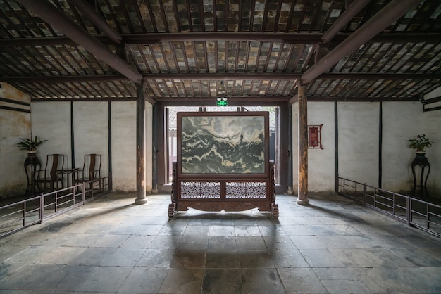 De oude Chinese binnenzaal Shen Hall bevindt zich in Nanshi Street, ten oosten van de Fuan-brug in Zhouzhuang, Suzhou.