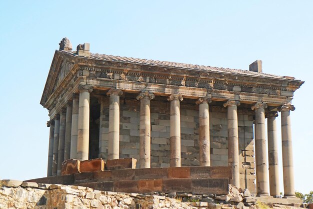 De oude Garni Pagan Tempel gelegen op de heuvel van het dorp Garni Armenië